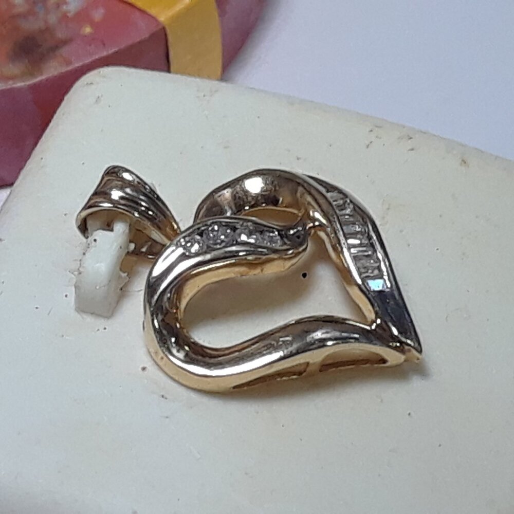 Estate .25ctw Rd/Baquette Natural Diamond Open 10Kt Y/Gold Heart Pendant#20095